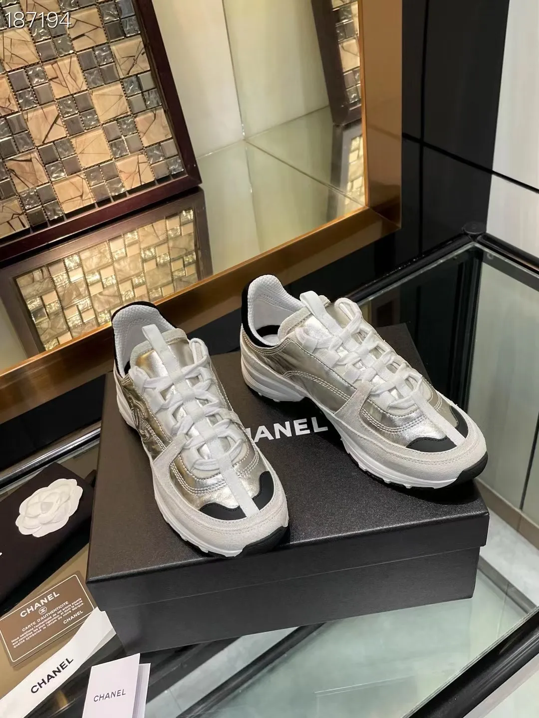 👟👟Ex-factory price 600👟👟Chanel Chanel 25SS latest white shoes, casual sports shoes, skate shoes, original purchase, development and production. Xiaoxiang C’s counter is another super hot model, loved by Internet celebrity bloggers and ladies, various praises on social platforms, super popular, high quality, breathable and super spring and summer. Seeing this issue always arouses the inner desire of girls for fashion. The latest calfskin material Classic black and white color scheme, fashionable on the feet and easy to care for #Material: Original customized imported cowhide material #Inner lining: Customized soft sheepskin lining #Sole: Original open-molded TPU non-slip outsole #Sole thickness: 2.5CM Size: 35-40 (custom-made size 40 is not returnable)